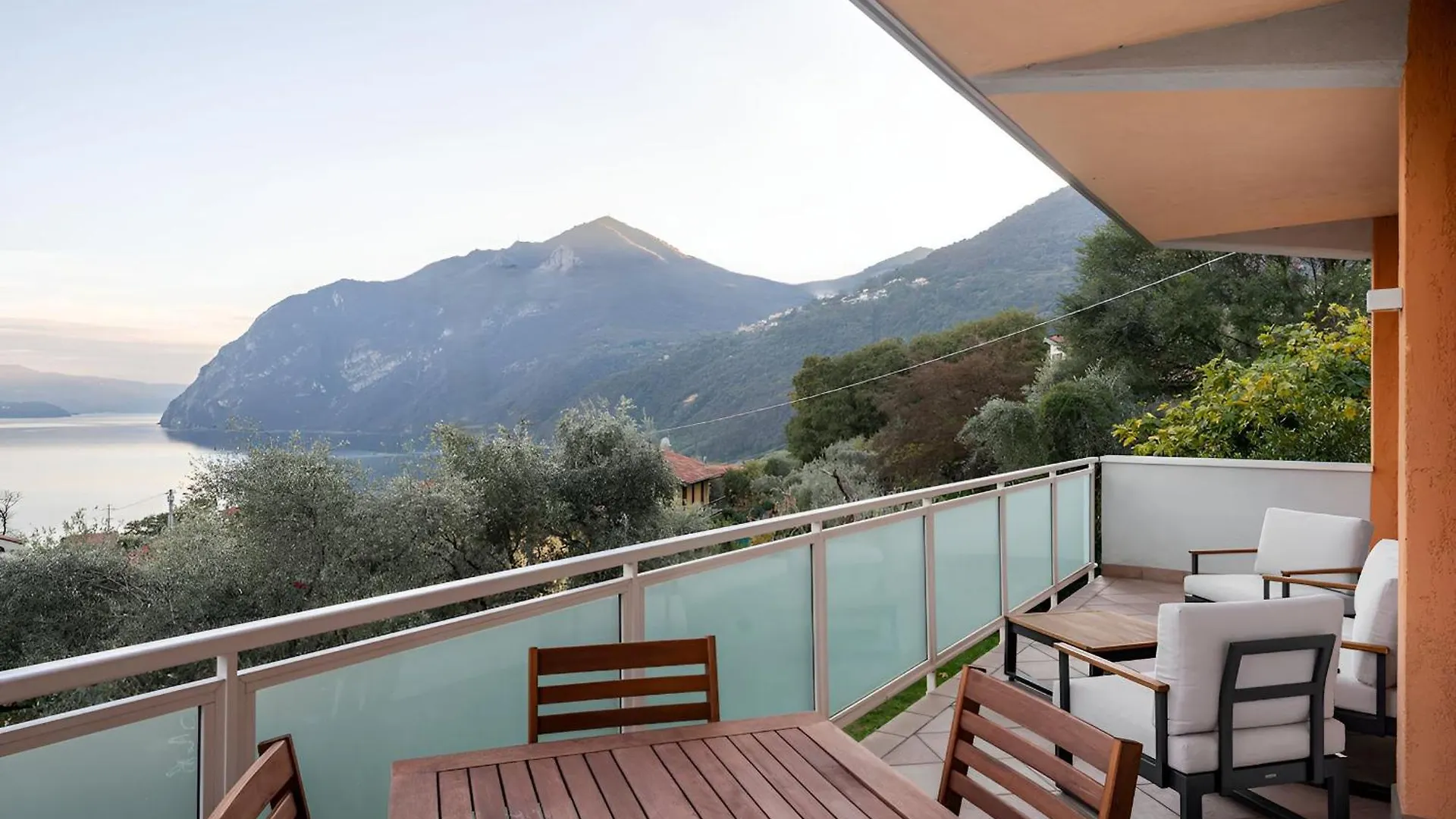 Happy Guest Apartments - Blue Apartment Riva di Solto